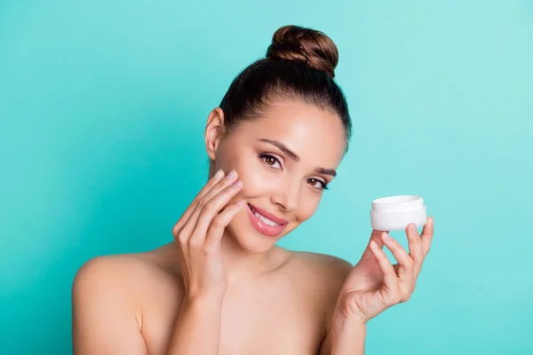 Retrato de menina alegre atraente segurando em mãos aplicando frescura de colágeno creme isolado sobre fundo de cor azul-turquesa teal brilhante — Fotografia de Stock