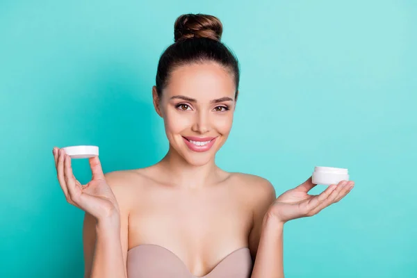 Retrato de chica alegre atractiva sosteniendo en manos crema frasco efecto de desintoxicación de colágeno aislado sobre fondo de color turquesa verde azulado brillante —  Fotos de Stock