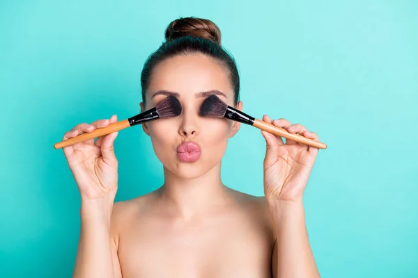 Retrato de atraente elegante engraçado menina fechar os olhos com escovas enviando beijo de ar isolado sobre brilhante teal turquesa cor de fundo — Fotografia de Stock