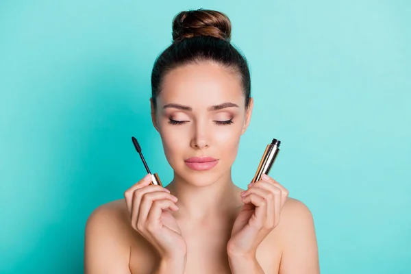 Retrato de la atractiva chica de ensueño de moda brillo perfecto utilizando nuevo rímel aislado sobre fondo de color turquesa verde azulado brillante —  Fotos de Stock