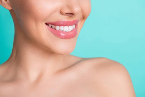 Foto recortada de joven alegre alegre mujer radiante con dientes blancos perfectos aislados en el fondo de color turquesa — Foto de Stock