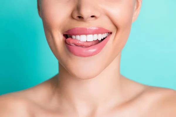 Gesneden foto van jonge vrolijke mooie glimlach tonen tong en perfecte tanden geïsoleerd op teal kleur achtergrond — Stockfoto
