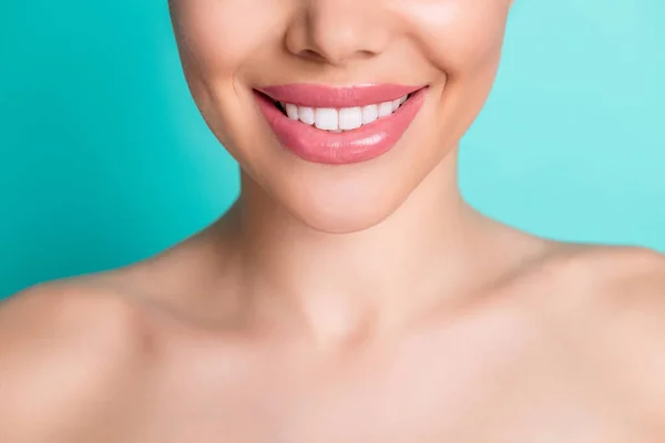 Foto recortada de una joven alegre y encantadora mujer sonriente mostrando dientes blancos perfectos aislados en el fondo de color verde azulado — Foto de Stock