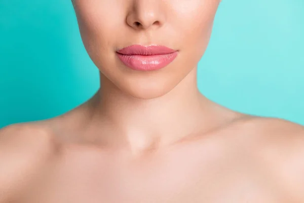 Foto recortada de la joven mujer encantadora impresionante con labios pintalabios desnudos brillantes inyección aislada sobre fondo de color turquesa — Foto de Stock