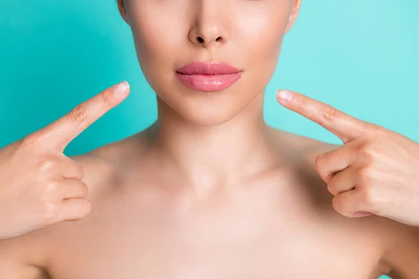 Gesneden foto van jonge mooie prachtige vrouw wijzen vinger naar nieuwe glanzende lippenstift geïsoleerd op turquoise kleur achtergrond — Stockfoto