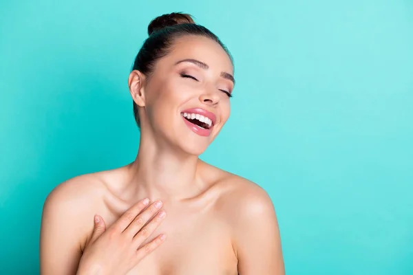 Φωτογραφία του νεαρού χαρούμενος χαμογελαστή γυναίκα γέλιο εφαρμόσει ενυδατική κρέμα στο σώμα απομονώνονται σε τυρκουάζ φόντο χρώμα — Φωτογραφία Αρχείου
