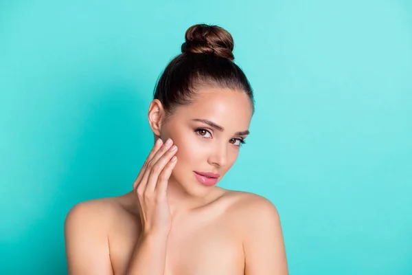 Foto de joven mujer encantadora de ensueño aplicar loción de crema de elevación en las mejillas no usan ropa aislada en el fondo de color verde azulado —  Fotos de Stock