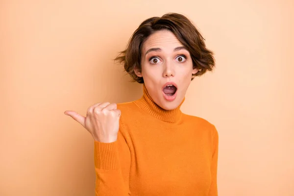 Foto di giovane scioccato stupito ragazza sorpresa che punta il dito copyspace con bocca aperta isolato su sfondo di colore pastello — Foto Stock