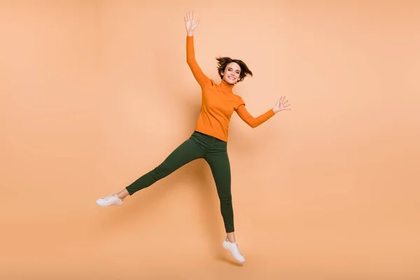 Foto de tamaño completo de joven funky divertido feliz positivo sonriente alegre chica saltando aislado sobre fondo de color pastel —  Fotos de Stock