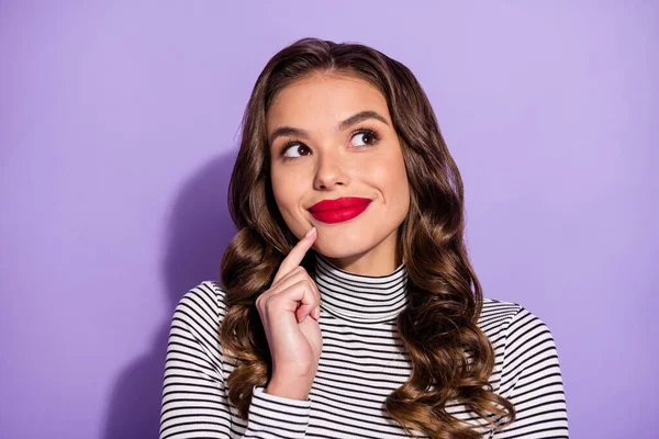 Retrato de atraente curioso alegre menina de cabelos ondulados pensando decidir isolado sobre brilhante cor violeta roxo fundo — Fotografia de Stock