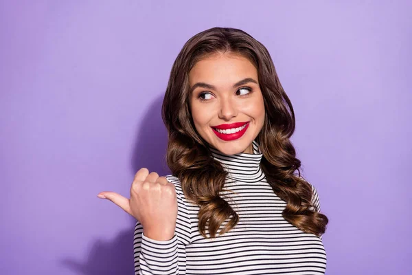 Foto de jovem atraente mulher feliz sorriso indicar polegar espaço vazio anúncio promo escolha decisão isolada sobre fundo cor violeta — Fotografia de Stock