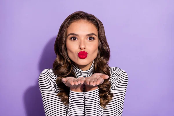 Foto de jovem atraente mulher feliz amuado lábios enviar ar beijo flerte romântico isolado sobre cor violeta fundo — Fotografia de Stock