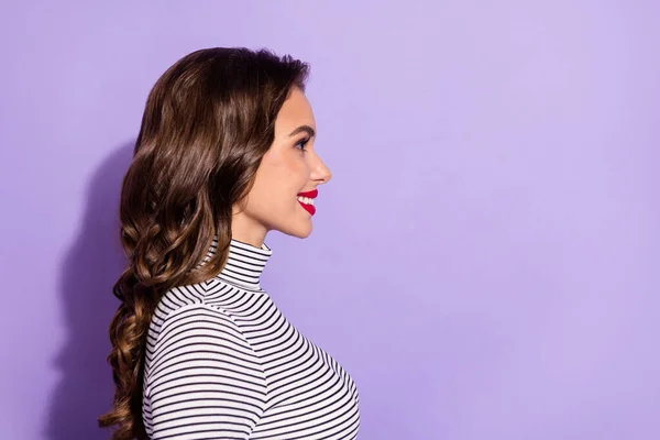 Profil sida foto av charmiga glad ung kvinna leende ser tomt utrymme gott humör isolerad på violett färg bakgrund — Stockfoto