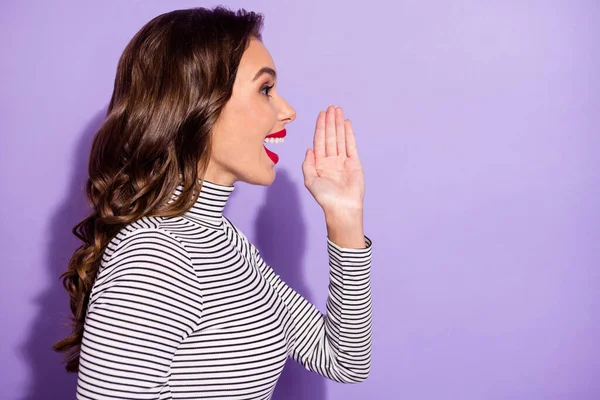 Perfil da foto lateral da encantadora menina positiva feliz olhar espaço vazio segurar mão boca falar notícias isoladas no fundo cor violeta — Fotografia de Stock