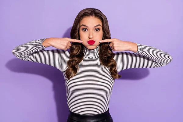 Foto de engraçado adorável jovem mulher usar roupa listrada apontando dedos inchado bochechas isolado cor violeta fundo — Fotografia de Stock