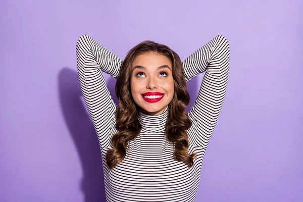 Topo acima ângulo alto vista foto da menina feliz sorriso braços atrás da cabeça relaxar olhar espaço vazio isolado sobre cor roxa fundo — Fotografia de Stock