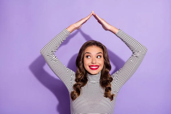 Fotografie mladé atraktivní ženy šťastný pozitivní úsměv vypadat prázdný prostor koupit novou nemovitost izolované přes fialové barvy pozadí — Stock fotografie