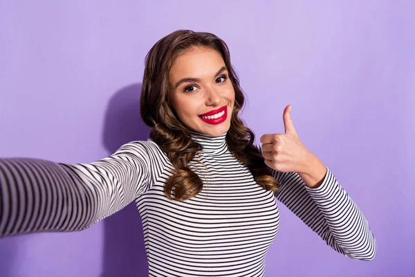 Foto de jovem feliz sorriso positivo fazer selfie show thumb-up como conselho anúncio legal isolado sobre fundo cor violeta — Fotografia de Stock