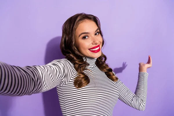 Autorretrato de atractiva chica de pelo ondulado alegre mostrando espacio de copia blogger aislado sobre brillante violeta color púrpura fondo — Foto de Stock