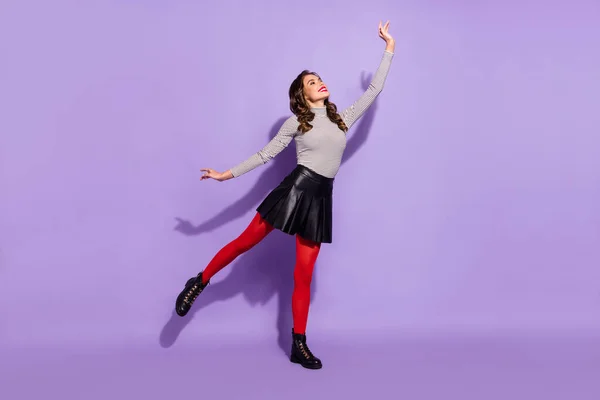 Foto de corpo inteiro de menina encantadora feliz sorriso positivo olhar espaço vazio isolado sobre fundo de cor roxa — Fotografia de Stock