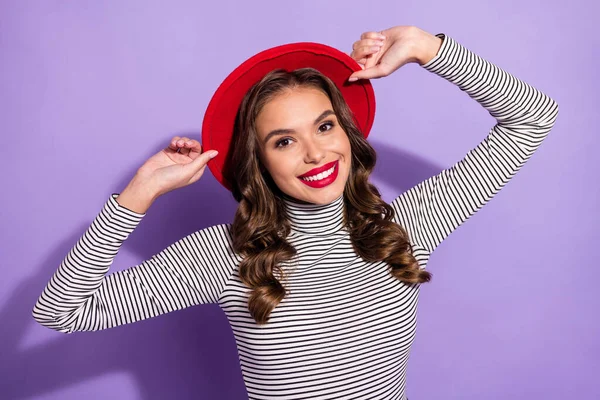 Foto de mujer atractiva joven feliz sonrisa positiva manos toque sombrero retro aislado sobre fondo de color violeta — Foto de Stock