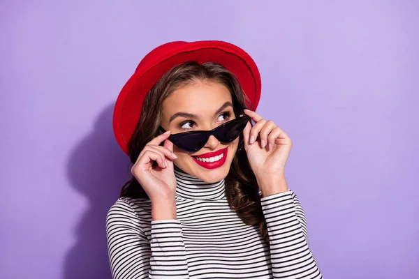 Zdjęcie młodej wesołej dziewczyny szczęśliwy pozytywny uśmiech ręce dotknąć okulary przeciwsłoneczne wygląd puste miejsce izolowane nad fioletowym tle koloru — Zdjęcie stockowe