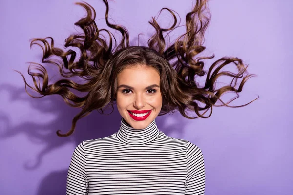 Fotografie mladé atraktivní ženy šťastný pozitivní úsměv létat vzduch kudrnaté vlasy izolované přes fialové barvy pozadí — Stock fotografie