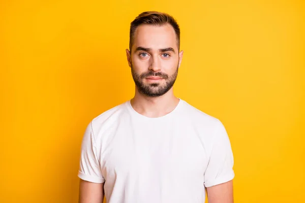 Retrato de tipo optimista llevar camiseta blanca aislada sobre fondo de color amarillo vibrante — Foto de Stock