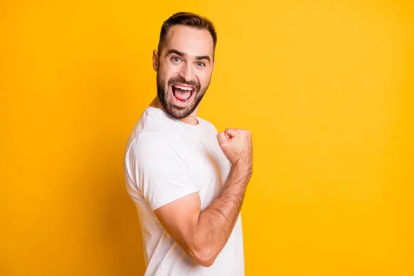 Profil portrait de gars optimiste poing à la main hurler porter t-shirt blanc isolé sur fond de couleur jaune vif — Photo