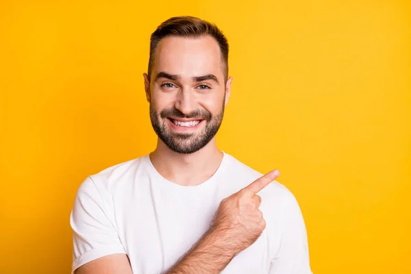 Perfil retrato de chico optimista punto espacio vacío desgaste camiseta blanca aislada sobre fondo de color amarillo vibrante — Foto de Stock