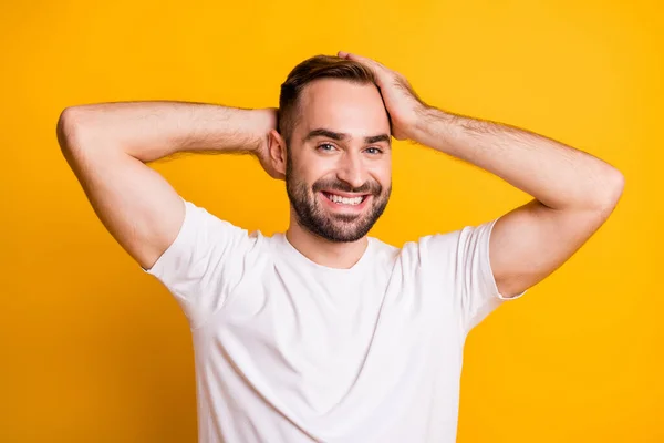Retrato de cara otimista toque cabelo desgaste cinza t-shirt isolado no fundo cor amarela vibrante — Fotografia de Stock