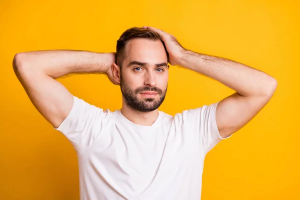 Retrato de cara bem tratado atraente acariciando cabelo saudável isolado sobre fundo de cor amarela brilhante — Fotografia de Stock