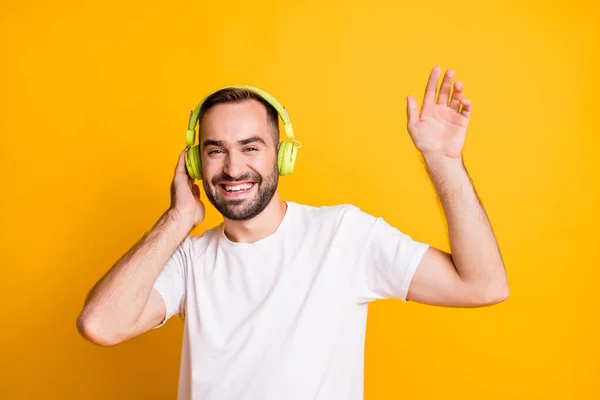 Retrato de chico optimista escuchar música danza desgaste gris camiseta aislada sobre fondo de color amarillo vibrante —  Fotos de Stock