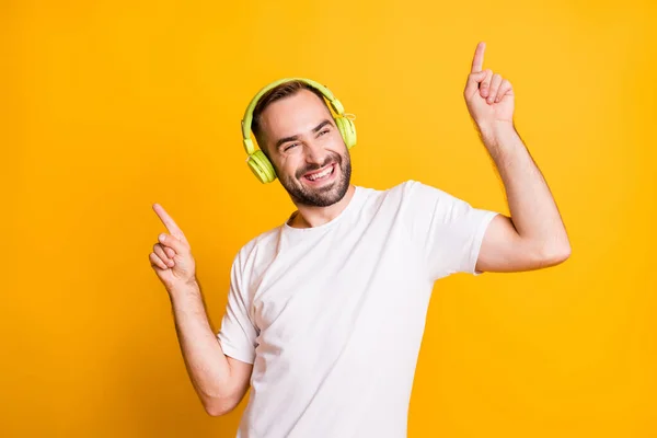 Портрет оптимистичного парня фанки слушать музыку танцы носить серую футболку изолированы на ярком желтом фоне цвета — стоковое фото