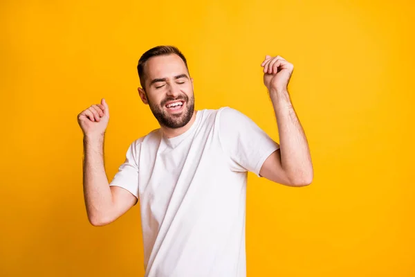 Portrait de gars optimiste danse chanter porter t-shirt gris isolé sur fond de couleur jaune — Photo