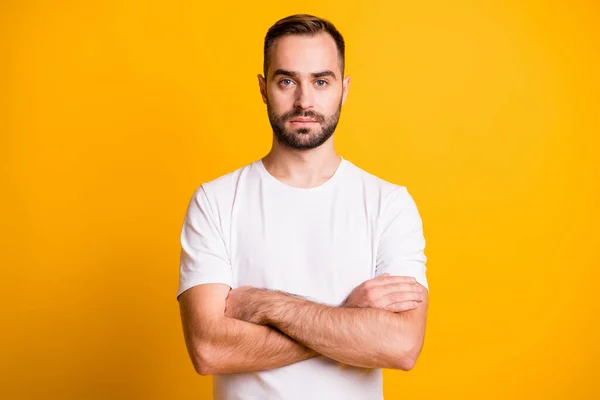 Portrait de gentil sérieux barbu entraîneur de gymnase bras croisés isolé sur fond jaune vif — Photo