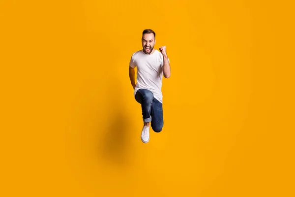 Longitud completa tamaño del cuerpo foto de saltar alegre modelo masculino corriendo rápido a la venta aislado vibrante color amarillo fondo —  Fotos de Stock