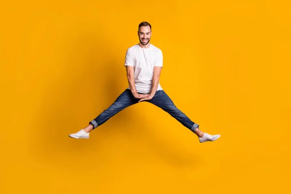 Pełna długość ciała rozmiar zdjęcie skoki człowiek wesoły zabawy śmiech odizolowany jasny żółty kolor tło — Zdjęcie stockowe