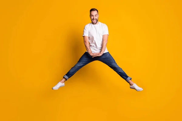 Pełna długość ciała rozmiar zdjęcie wesoły szczęśliwy skoki człowiek dziecinny zabawy śmiech izolowane żywy żółty kolor tło — Zdjęcie stockowe