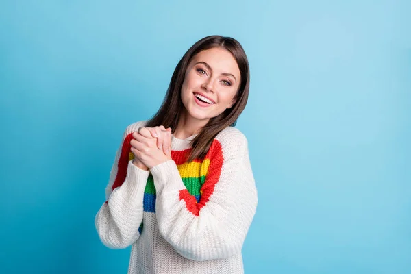 Foto de chica bastante positiva brazos doblados palmas sonrisa dentada desgaste suéter aislado sobre fondo de color azul —  Fotos de Stock