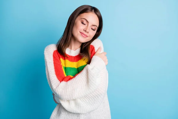 줄무늬 스웨터를 입은 매력적 인 젊은 여성의 사진 이 고립된 푸른 배경을 웃으며 눈을 감고 있다 — 스톡 사진