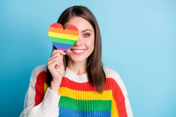 Foto de la optimista morena dama mostrar arcoíris corazón desgaste suéter aislado sobre fondo de color azul — Foto de Stock