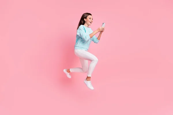 Perfil de corpo inteiro retrato de bela senhora surpreendida pressa ler sms desgaste elegante isolado no fundo cor-de-rosa — Fotografia de Stock