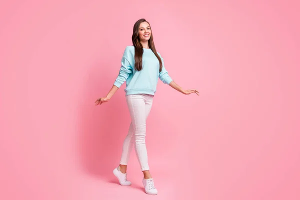 Retrato de larga duración de persona atractiva caminando turismo disfrutar de fin de semana aislado sobre fondo de color rosa —  Fotos de Stock