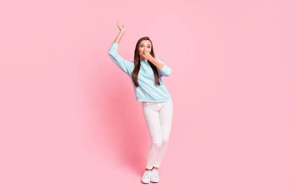 Ritratto a figura intera di persona giocosa positiva braccio tenere il naso respiro danza isolato su sfondo di colore rosa — Foto Stock