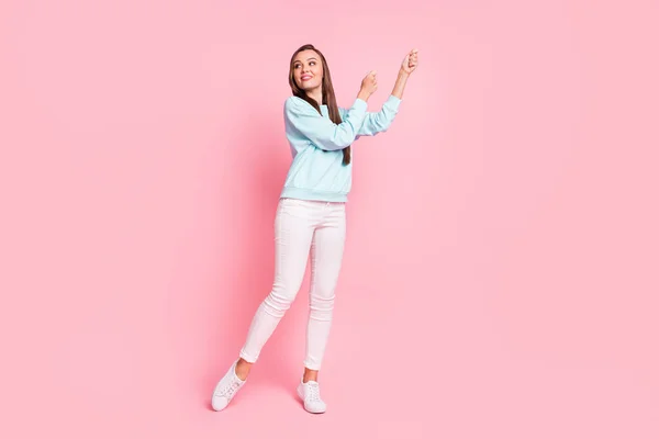 Foto de longitud completa de la danza de la persona bonita tienen buen fin de semana mirar espacio vacío aislado en el fondo de color rosa —  Fotos de Stock