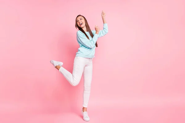 Foto de corpo inteiro de senhora positiva atraente festejando boca aberta satisfeito isolado no fundo cor-de-rosa — Fotografia de Stock