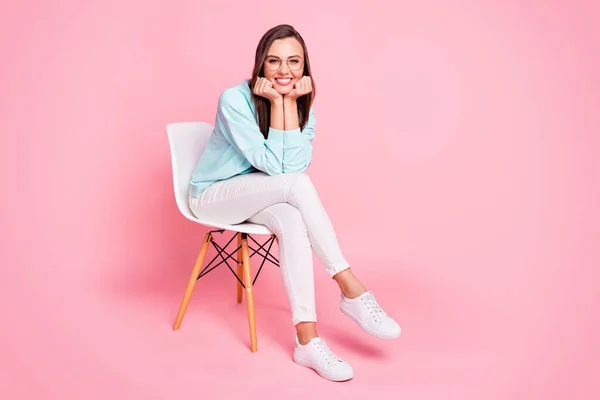 Retrato de cuerpo completo de atractivas manos de dama satisfechas bajo el suéter de desgaste de barbilla aislado sobre fondo de color rosa —  Fotos de Stock