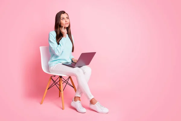 Full storlek profil porträtt av tänkande allvarlig person finger på hakan dator på knä isolerad på rosa färg bakgrund — Stockfoto