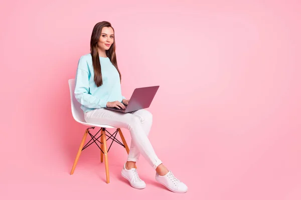 Helkroppsprofil porträtt av positiv person avstånd arbete laptop på knä bära tröja isolerad på rosa färg bakgrund — Stockfoto